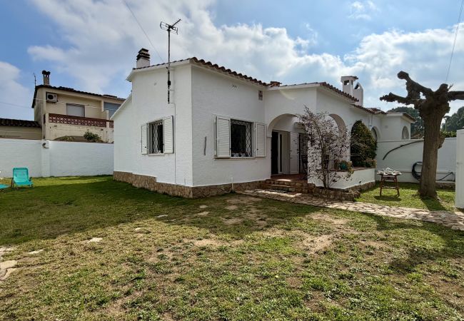 Doppelhaushälfte in L'Escala - CASA EDNA