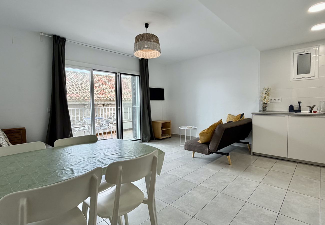 Apartment in L'Escala - APARTAMENTO ELS PESCADORS 2-3 2D